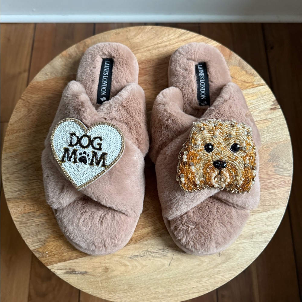 Laines London Classic Slippers With Enki-Doo The Cockapoo & Dog Mom Brooches NEW